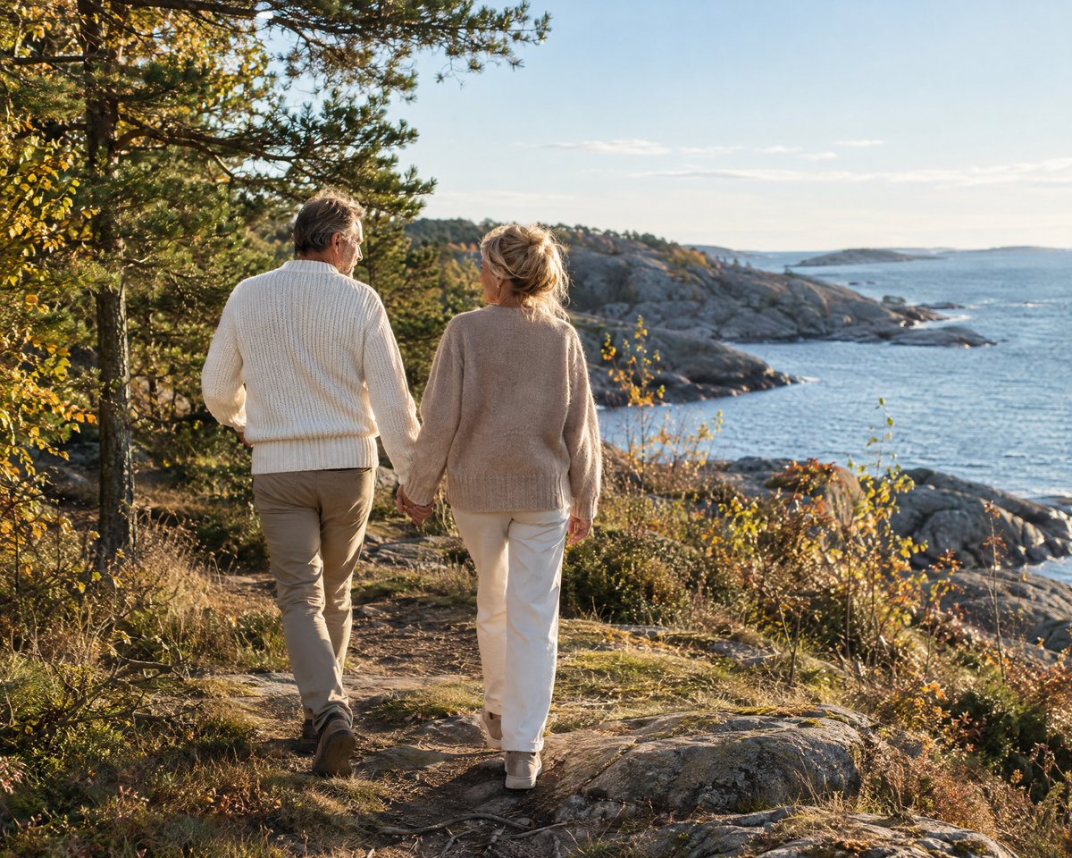 Par promenerar längs havet en höstdag
